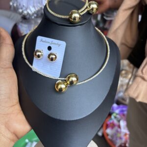 Choker set comes without bracelet