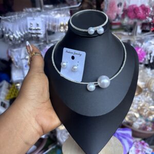 Choker set comes without bracelet