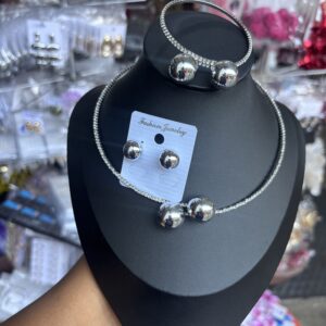 Choker set comes without bracelet