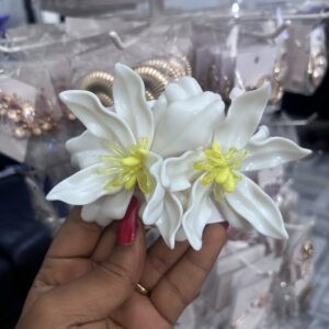 Floral earrings white